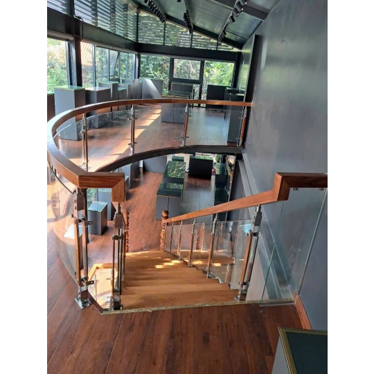 Công trình Cầu thang kính 