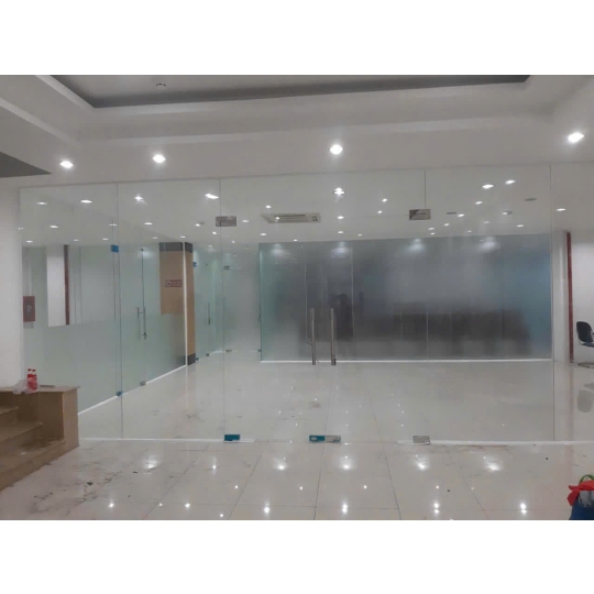 Công trình vách kính & cửa kính cường lực căn hộ – Giải pháp hiện đại từ Nhôm kính Lộc Phát