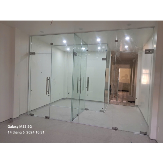 Công trình vách kính & cửa kính cường lực căn hộ – Giải pháp hiện đại từ Nhôm kính Lộc Phát