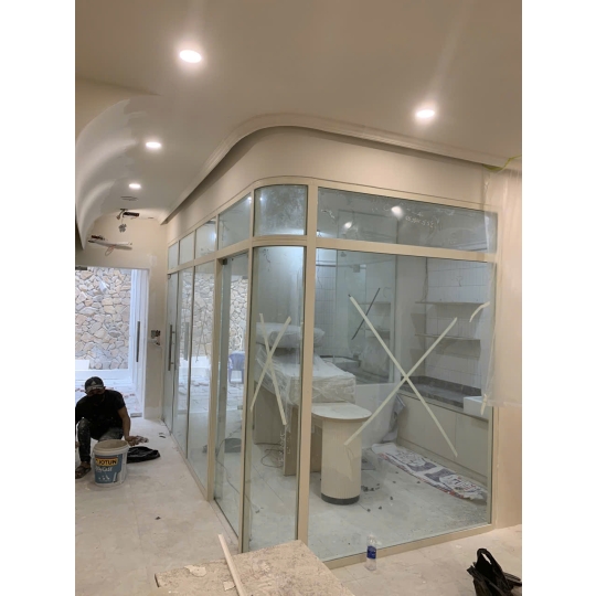 Công trình vách kính & cửa kính cường lực căn hộ – Giải pháp hiện đại từ Nhôm kính Lộc Phát