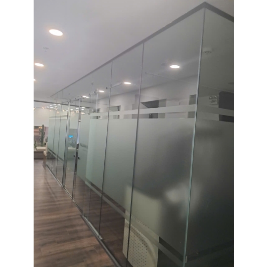 Công trình vách kính & cửa kính cường lực căn hộ – Giải pháp hiện đại từ Nhôm kính Lộc Phát