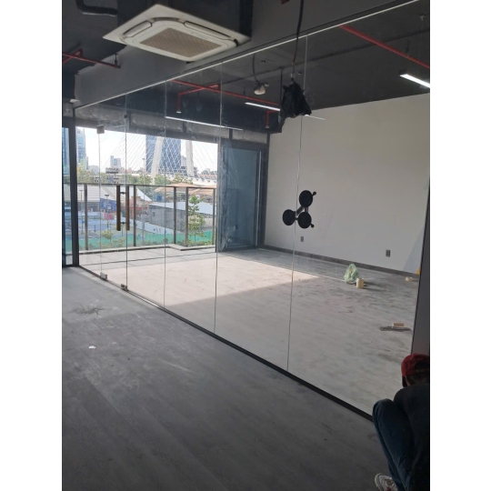 Công trình vách kính & cửa kính cường lực căn hộ – Giải pháp hiện đại từ Nhôm kính Lộc Phát