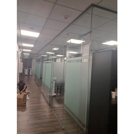 Công trình vách kính & cửa kính cường lực căn hộ – Giải pháp hiện đại từ Nhôm kính Lộc Phát