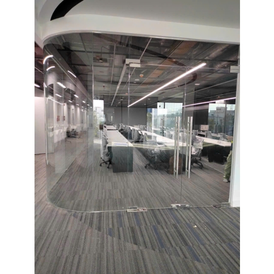 Công trình vách kính & cửa kính cường lực căn hộ – Giải pháp hiện đại từ Nhôm kính Lộc Phát