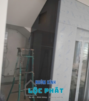 Cầu thang lang can kính 1