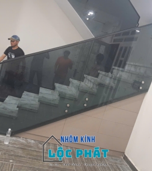 Cầu thang lang can kính 2