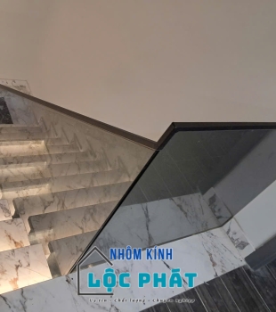 Cầu thang lang can kính 3