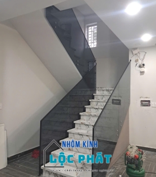 Cầu thang lang can kính 4