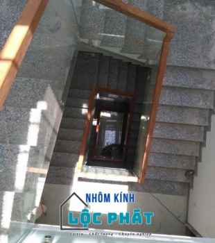Cầu thang lang can kính 6
