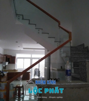 Cầu thang lang can kính 7