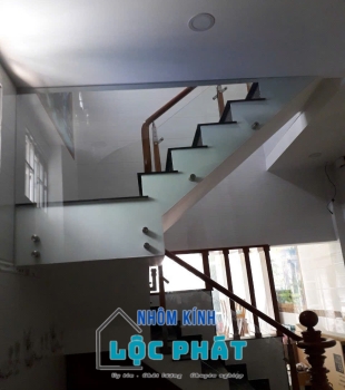 Cầu thang lang can kính 8