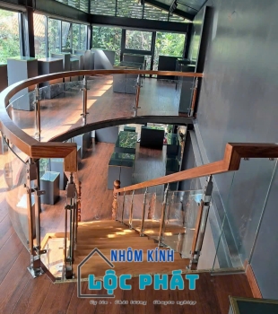 Cầu thang lang can kính 9