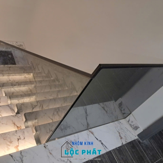 Cầu thang lang can kính 3