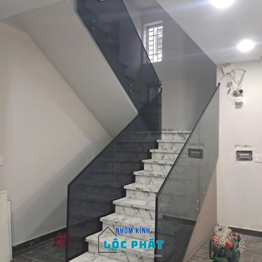 Cầu thang lang can kính 4