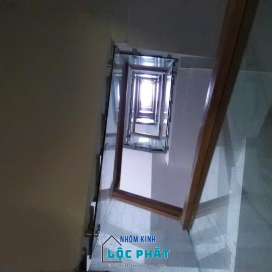 Cầu thang lang can kính 5