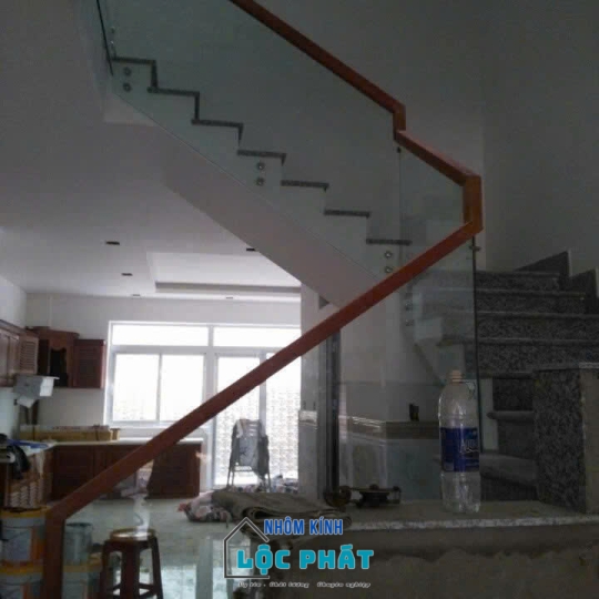Cầu thang lang can kính 7