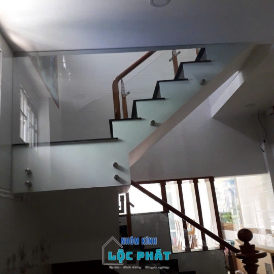 Cầu thang lang can kính 8