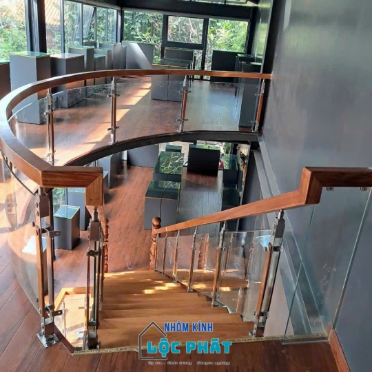 Cầu thang lang can kính 9