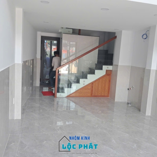 Cầu thang lang can kính 10