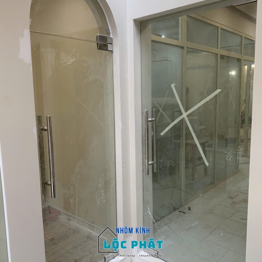 Cửa mở lề sàn 008